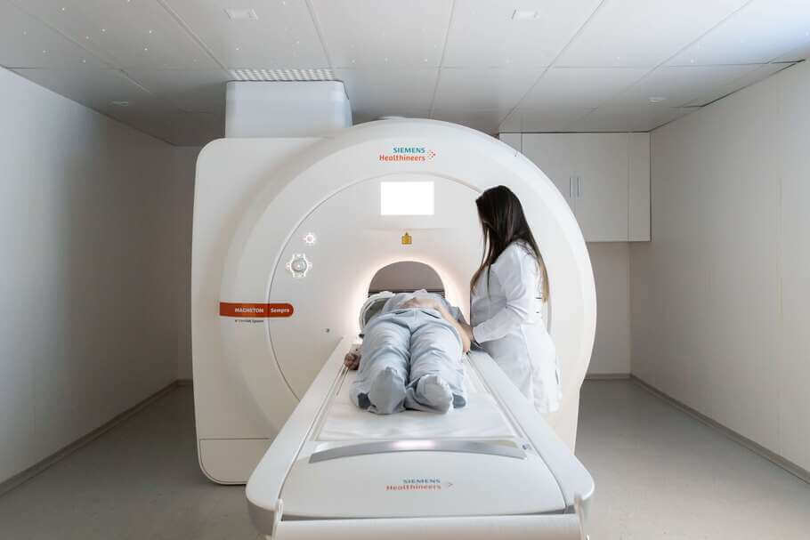 Clinica imagem Ponta Grossa | Imagem mulher e paciente fazendo exame de scan