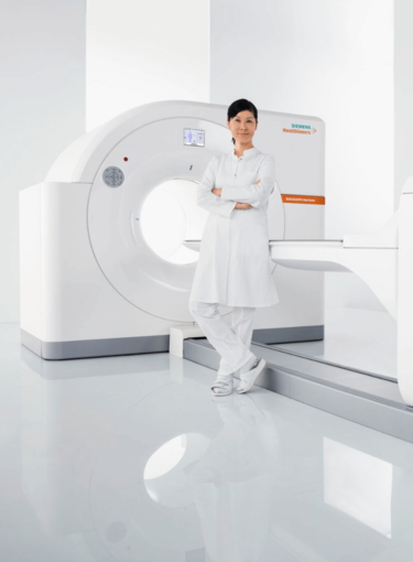 Clinica imagem Ponta Grossa | Imagem máquina de scan e mulher